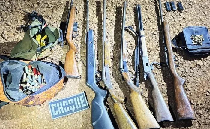 Espingardas e 500 cartuchos deflagrados foram recolhidos.3° BPChoque / Brigada Militar/Divulgação