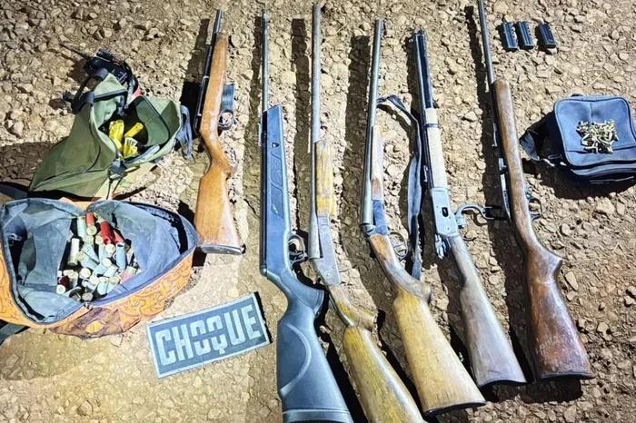 Espingardas e 500 cartuchos deflagrados foram recolhidos.3° BPChoque / Brigada Militar/Divulgação