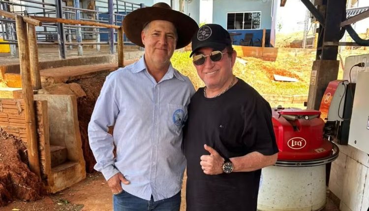 Amado Batista visita fazenda com ordenha robotizada e conhece vaca recordista de leite