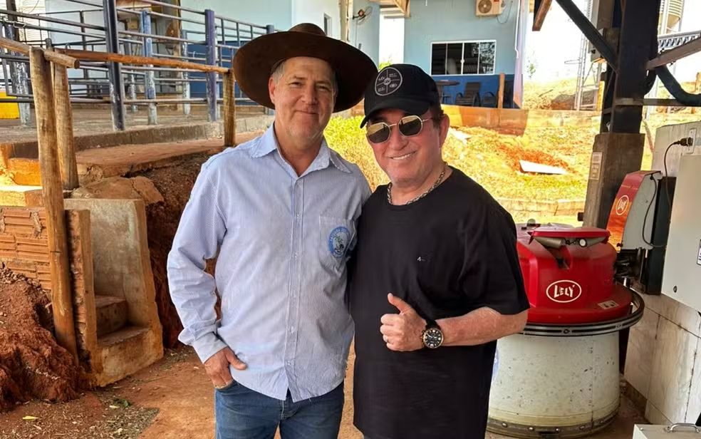 Amado Batista visita fazenda com ordenha robotizada e conhece vaca recordista de leite