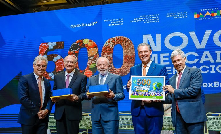 Em cerimônia, Lula e ministro Carlos Fávaro celebram abertura de mais de 500 mercados para o agro brasileiro
