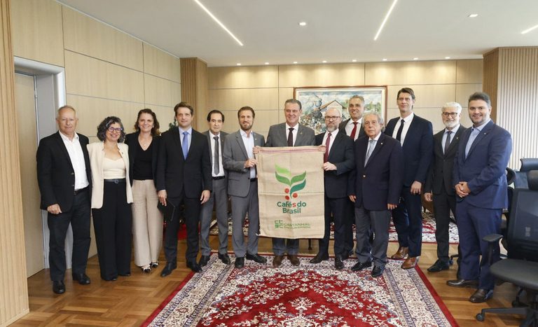 Fávaro recebe setor cafeeiro para alinhar estratégias de promoção internacional e financiamento da atividade