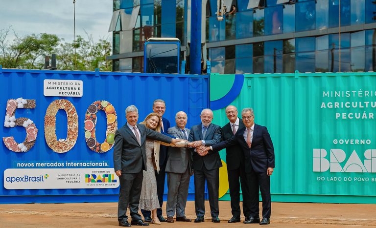 Em cerimônia, Lula e ministro Carlos Fávaro celebram abertura de mais de 500 mercados para o agro brasileiro