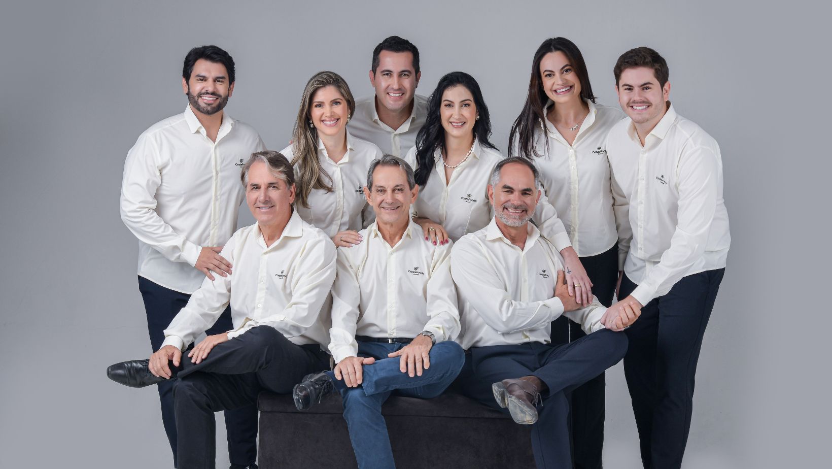 Em pé: Diogo Costa, Sara Costa, Elienio Costa, Luana Costa, Cristhiane Araújo e Walchir Araújo / Sentados: Antônio Carlos Costa, José Magela da Costa e Framir Araújo (fundadores da CostaFoods Brasil)