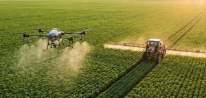 Trator vs. Drone: Quando vale a pena substituir a pulverização terrestre pela aérea?