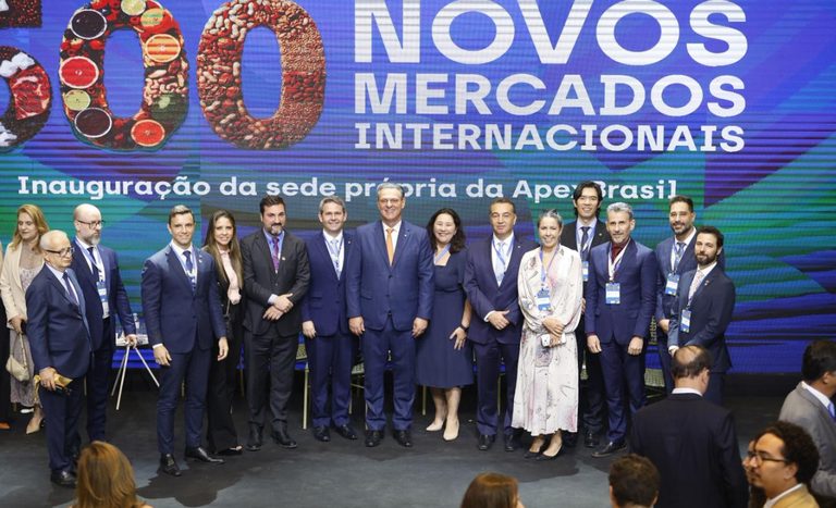 Em cerimônia, Lula e ministro Carlos Fávaro celebram abertura de mais de 500 mercados para o agro brasileiro