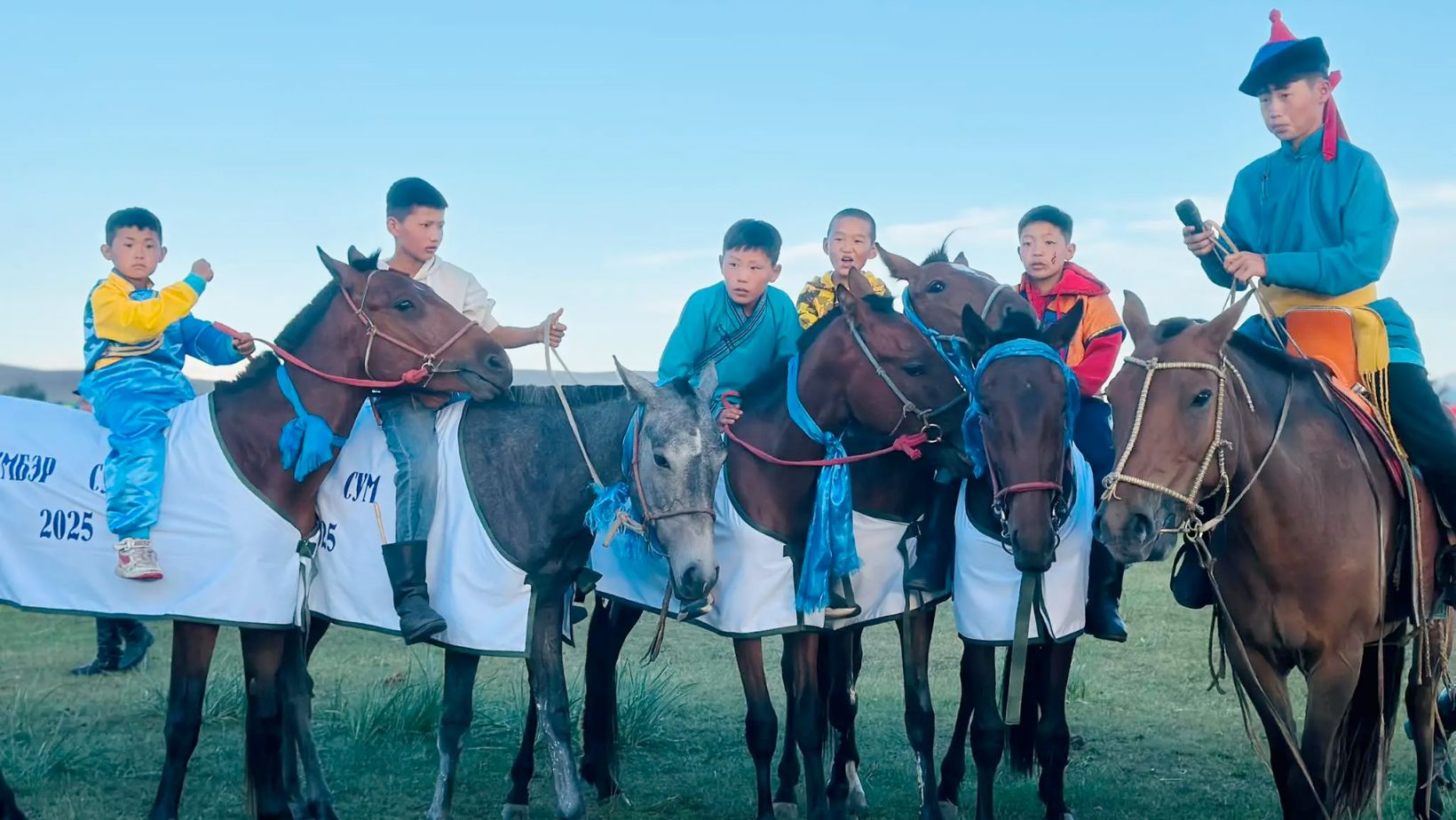 criancas desfilando de cavalos na mongolia - premio 2
