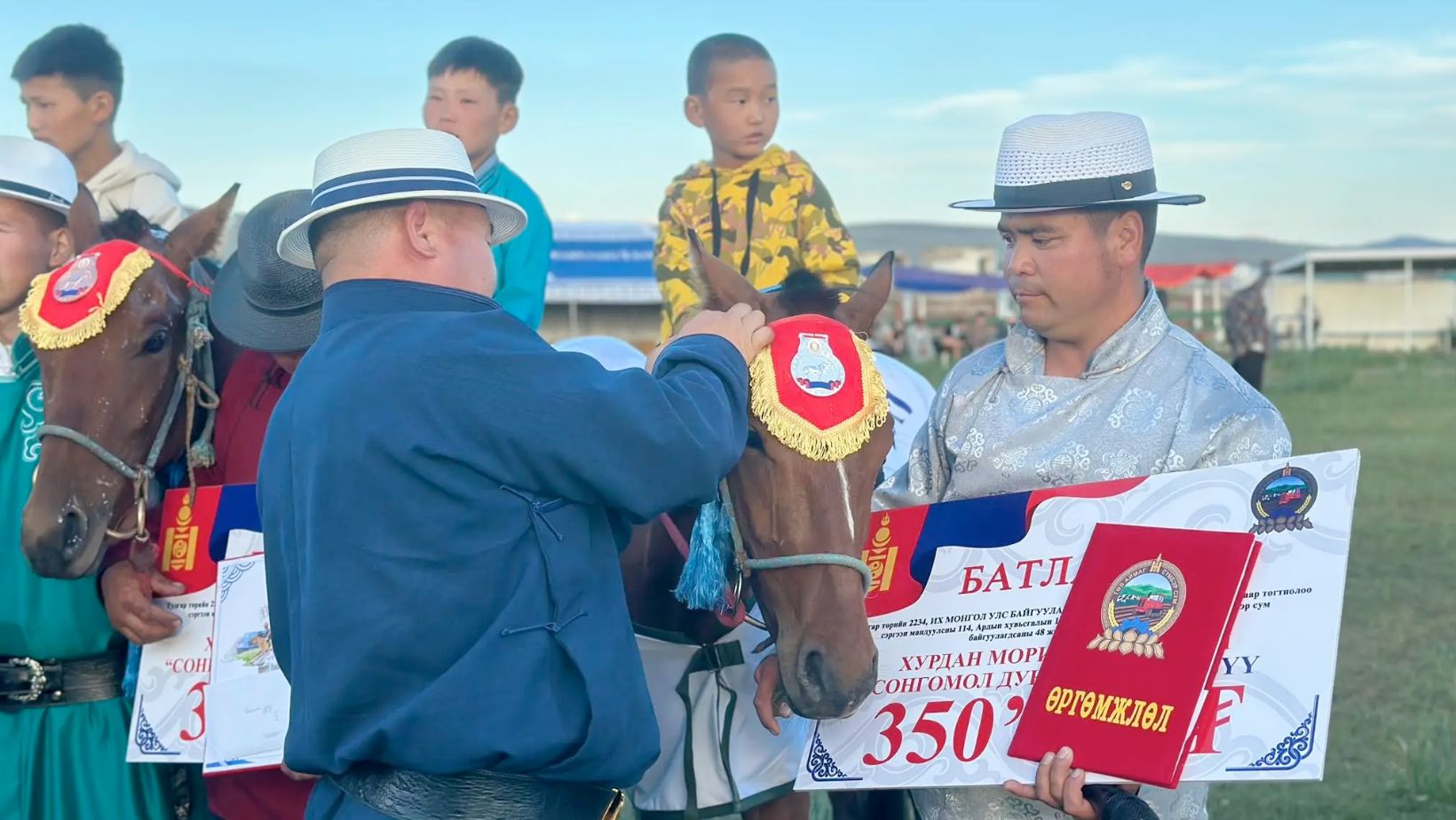 criancas desfilando de cavalos na mongolia - premio