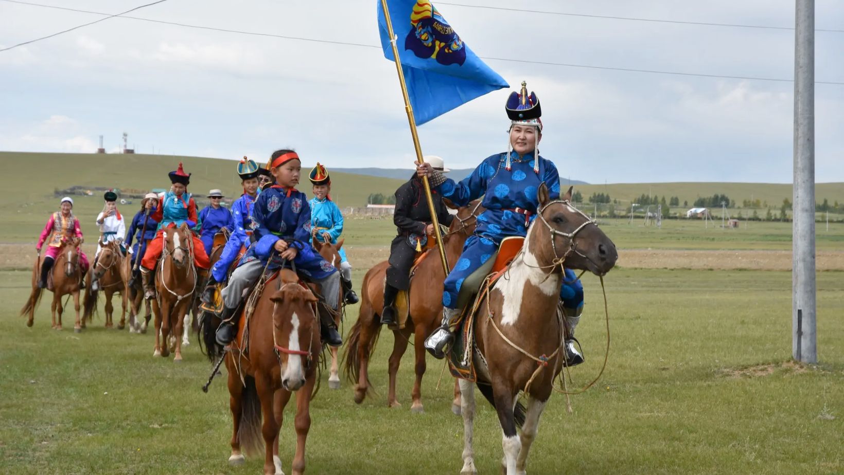 criancas desfilando de cavalos na mongolia