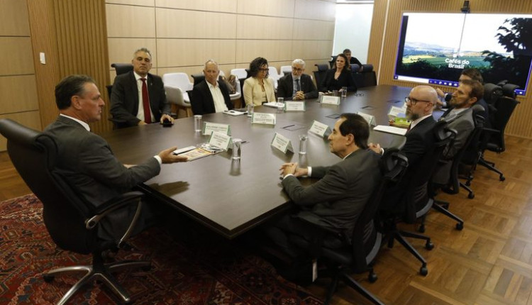 Fávaro recebe setor cafeeiro para alinhar estratégias de promoção internacional e financiamento da atividade