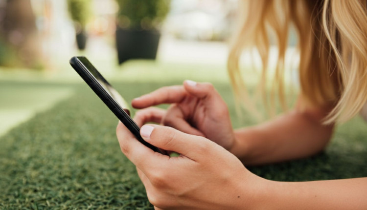 mulher jogando no celular