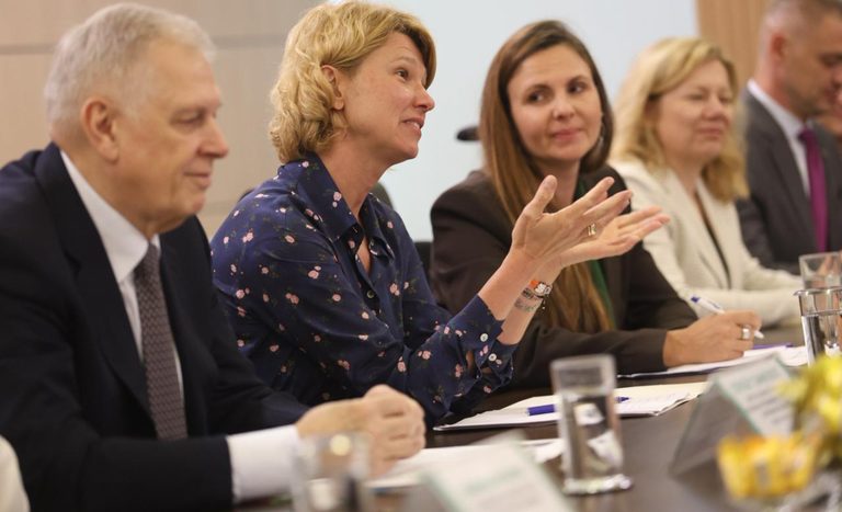 Ministro Fávaro realiza bilateral com ministra da Agricultura da Rússia