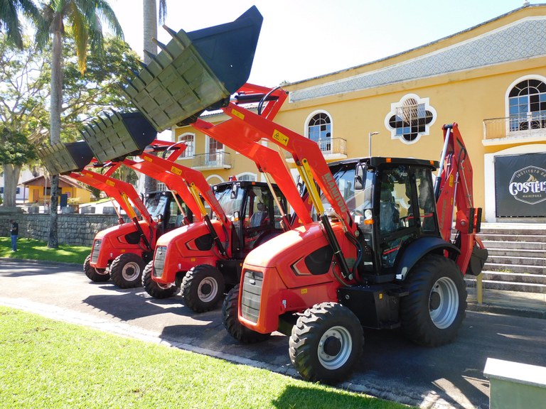 Mapa entrega retroescavadeiras a municípios do estado de São Paulo