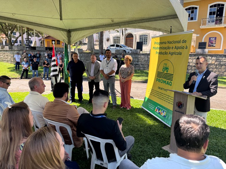 Mapa entrega retroescavadeiras a municípios do estado de São Paulo