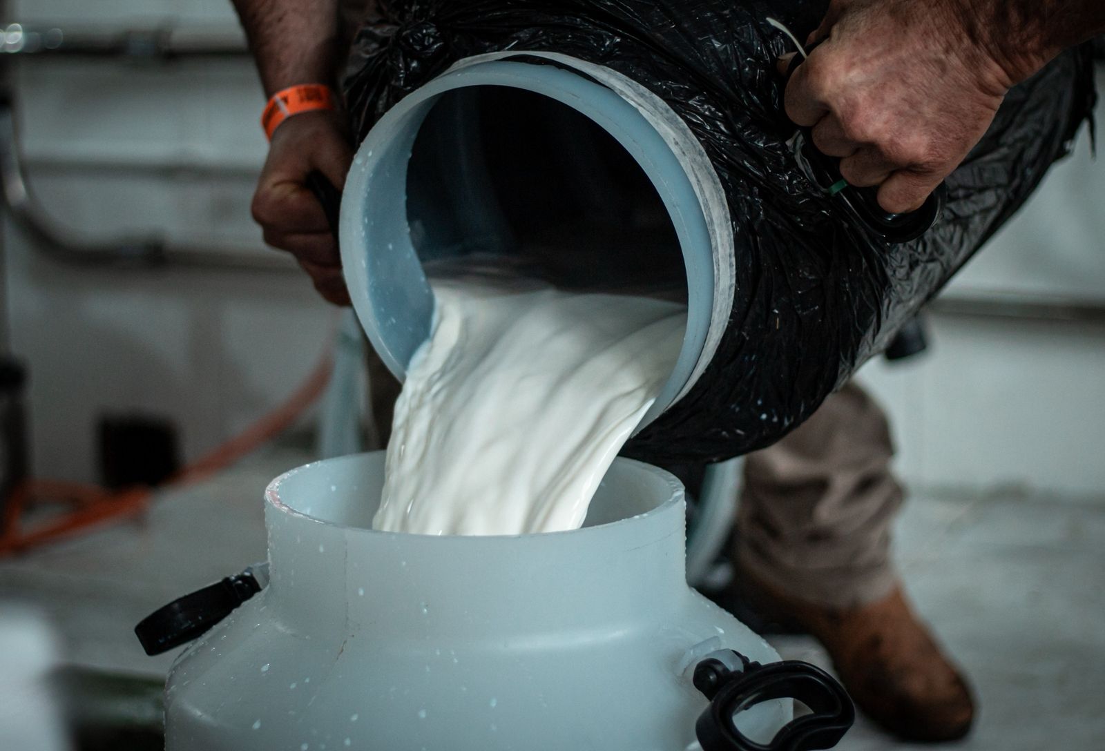 LEITE/CEPEA: Com oferta limitada, preço do leite sobe 10,5% em março