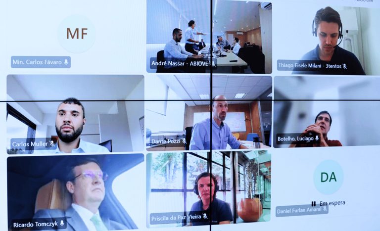 Ministro Fávaro destaca legado do B15 e avanços na modernização do Mapa em reunião com a Abiove