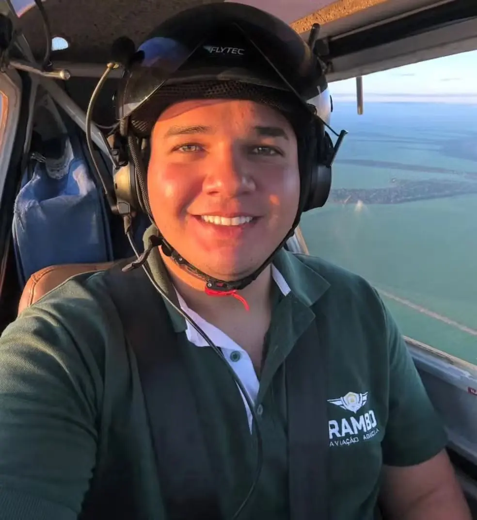 Avião agrícola cai próximo à BR-070 e deixa uma vítima fatal; imagens registram o momento