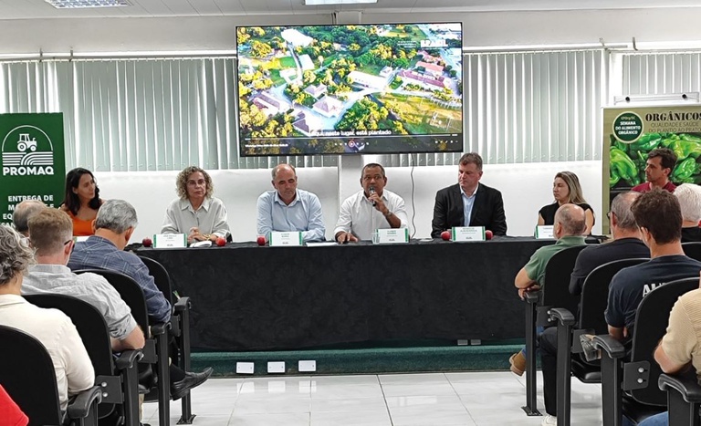 Mapa entrega máquinas e veículos agrícolas em Santa Catarina