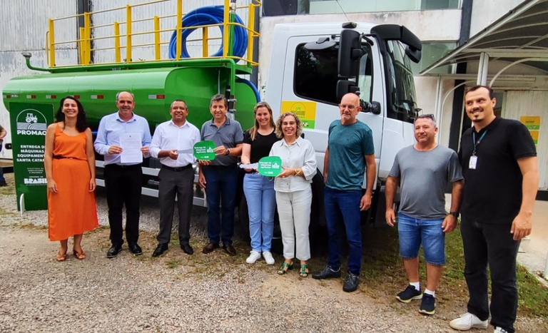 Mapa entrega máquinas e veículos agrícolas em Santa Catarina