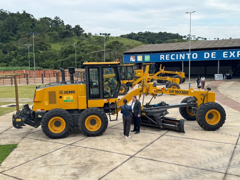 Mapa entrega mais oito maquinários do Promaq para prefeituras paulistas