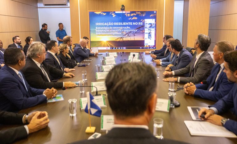 Ministro Carlos Fávaro discute ampliação da irrigação no Rio Grande do Sul para reduzir impactos das estiagens