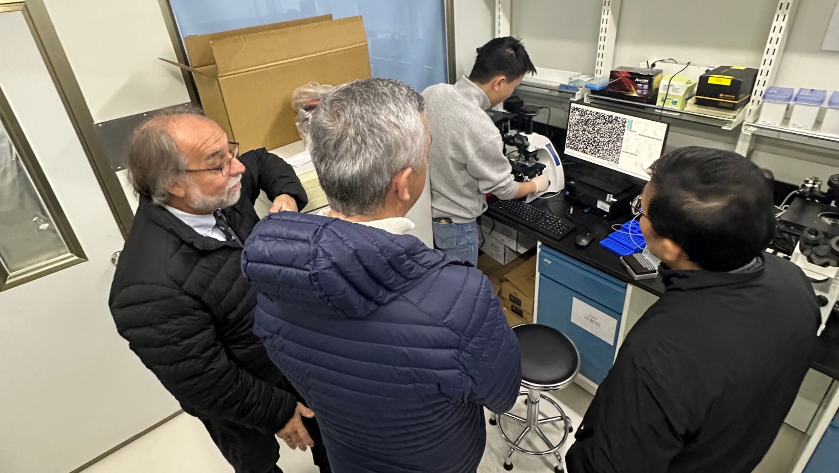 Porfessores brasileiros visitam laboratório de universidade na china que desenvolve pesquisas com jumentos