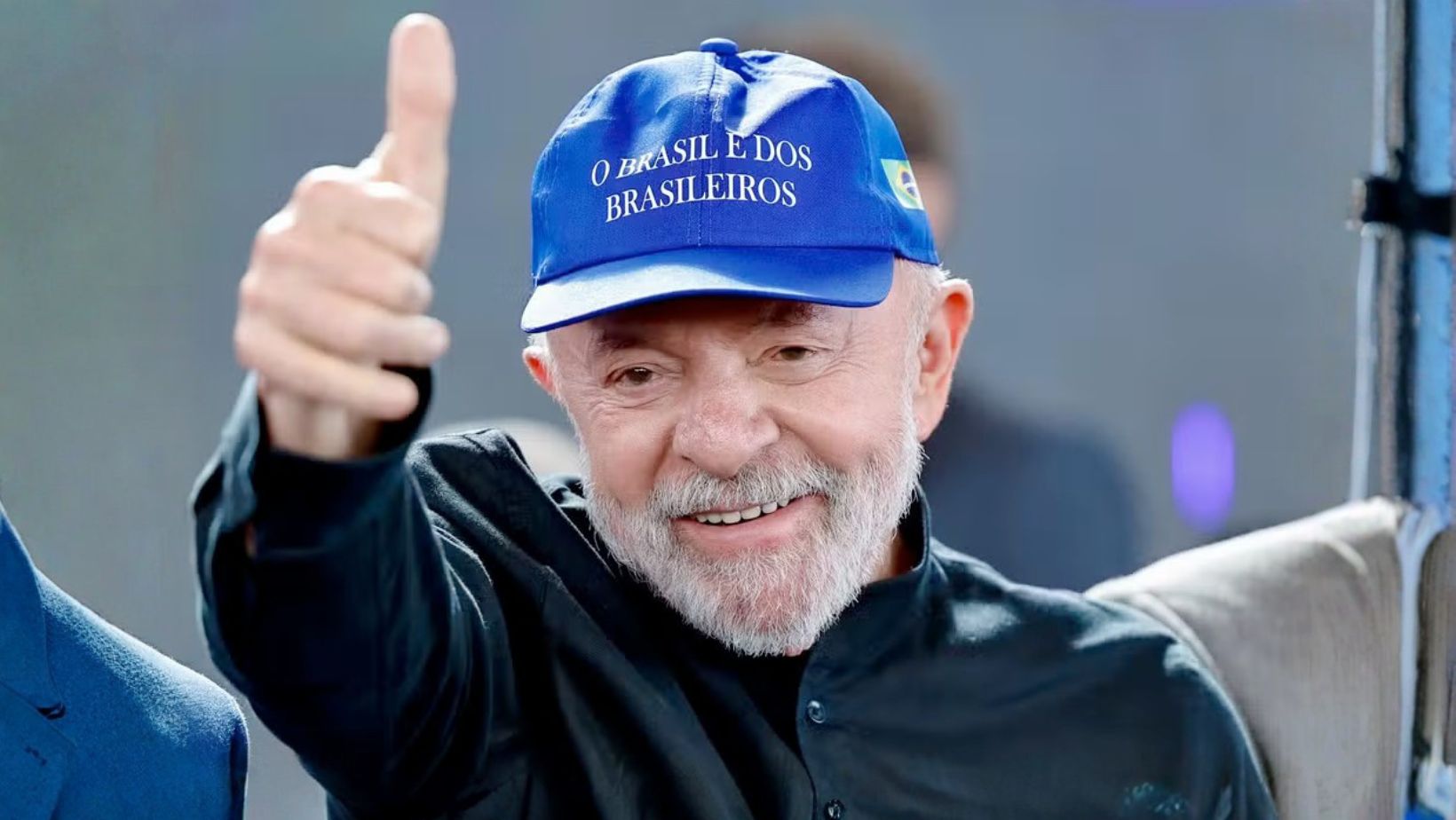 Presidente Lula faz sinal de joia para apoiadores — Foto: Ricardo Stuckert/PR