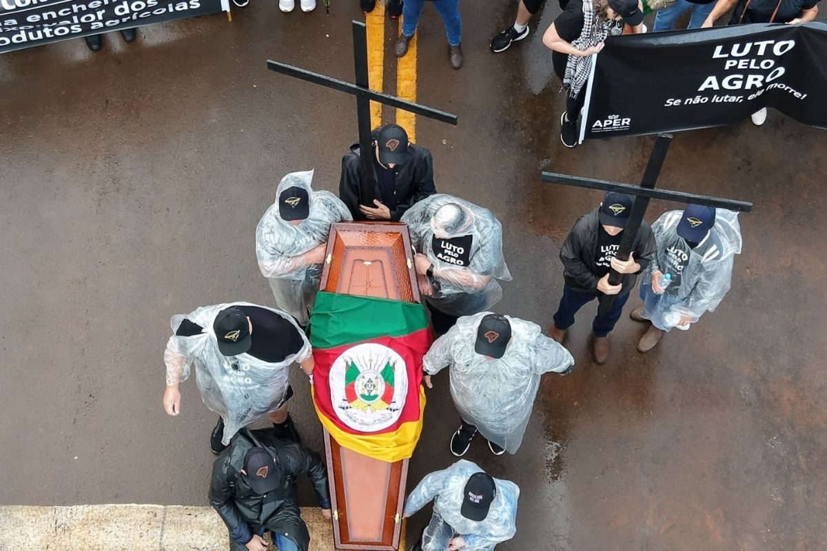 “Luto pelo Agro”: protesto na Expodireto Cotrijal expõe crise de endividamento e revolta no RS
