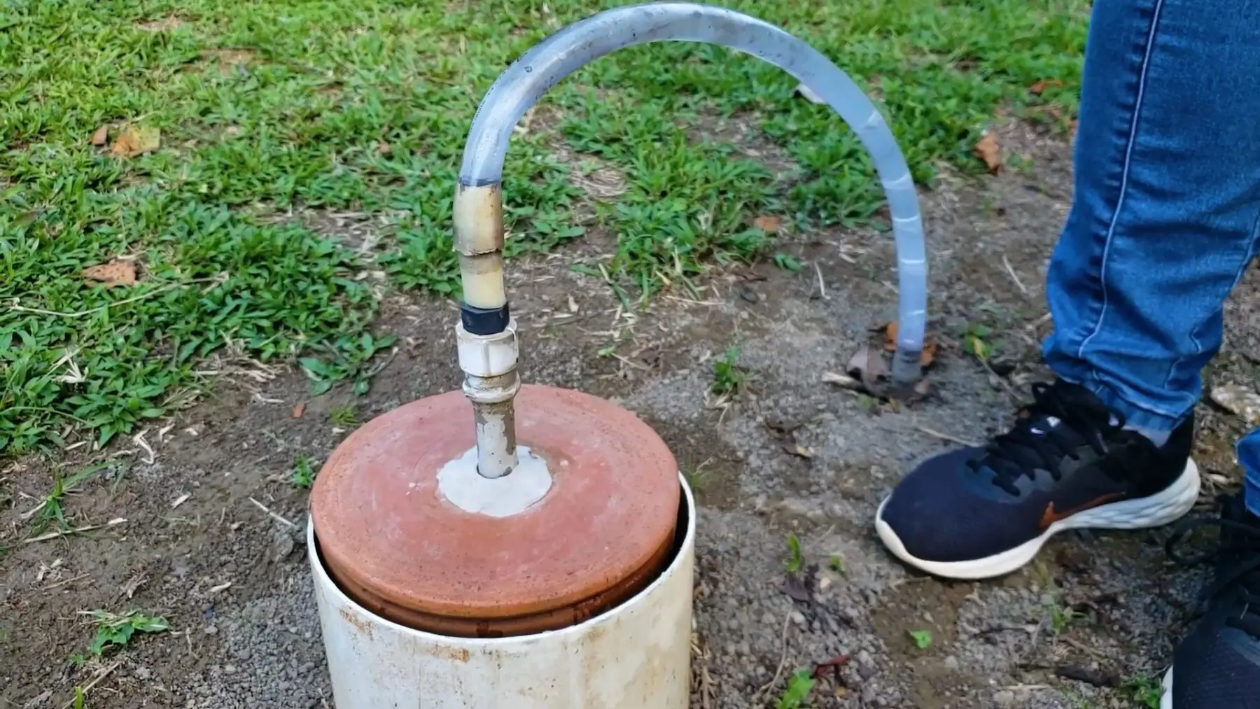 Enterrar potes de barro na horta cria sistema de irrigação subterrânea e economiza até 90% de água