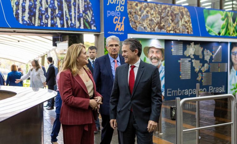 Ministro André de Paula visita Embrapa e reforça prioridade à pesquisa agropecuária