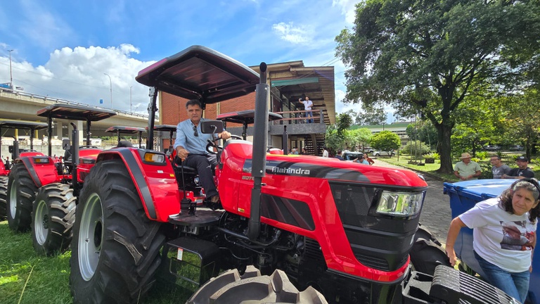 Mapa amplia apoio ao agro capixaba com entrega de tratores agrícolas