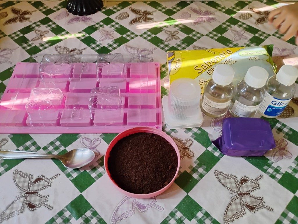 Projeto desenvolvido em Barreirinha transforma resíduo em sabonete com borra de café, um produto esfoliante e mostra como a pesquisa escolar pode gerar inovação, sustentabilidade e incentivo à formação científica de jovens amazonenses.