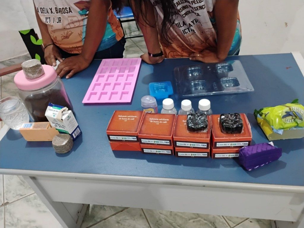 Projeto desenvolvido em Barreirinha transforma resíduo em sabonete com borra de café, um produto esfoliante e mostra como a pesquisa escolar pode gerar inovação, sustentabilidade e incentivo à formação científica de jovens amazonenses.