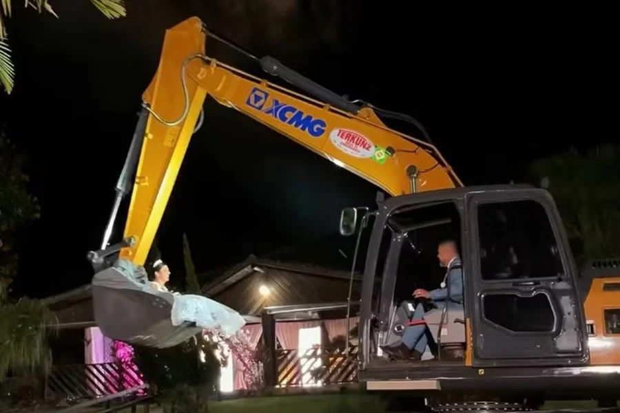 Casamento viraliza no agro: Noiva faz entrada épica em escavadeira operada pelo próprio noivo