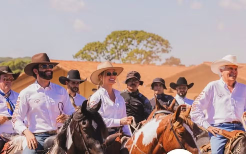 Gusttavo Lima reúne famosos e autoridades em grande cavalgada em Goiás