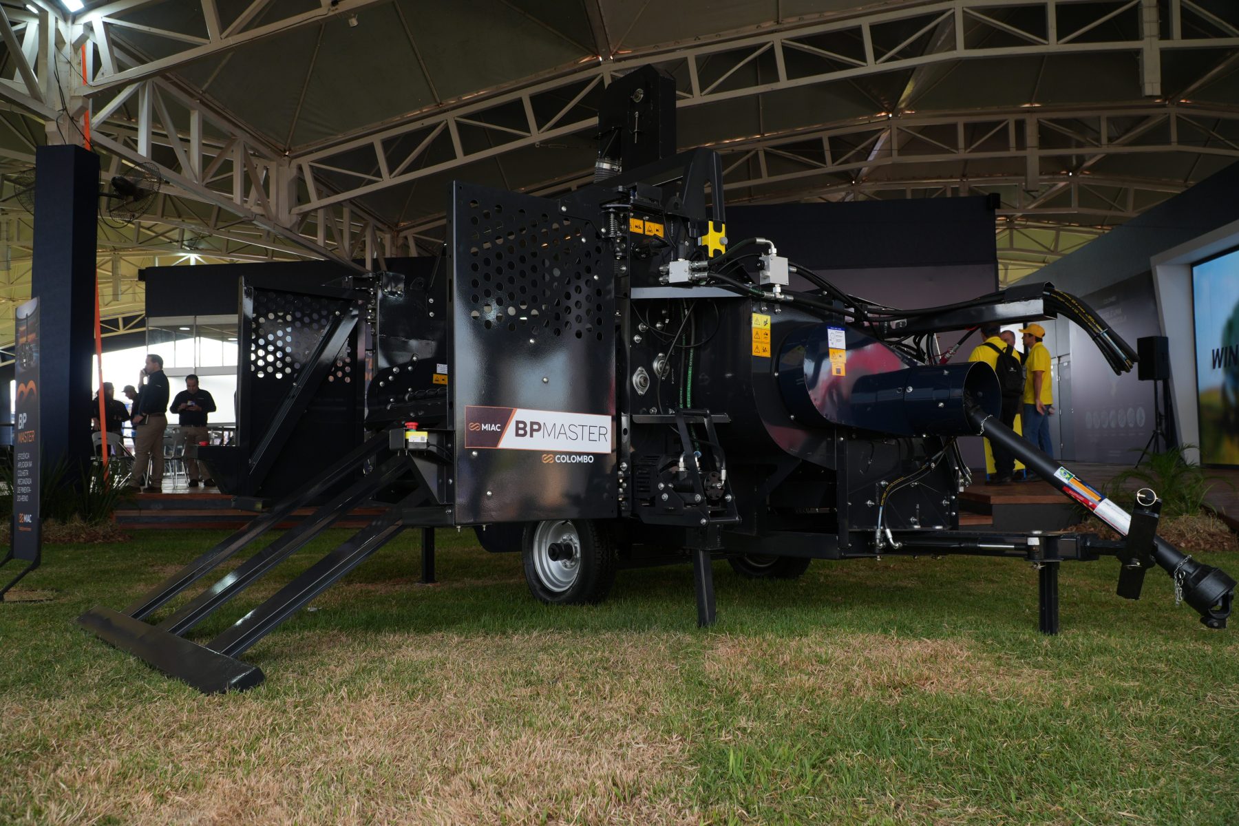 MIAC apresenta, em primeira mão, implemento inédito para pimenta-do-reino e nova plataforma para colheita de feijão