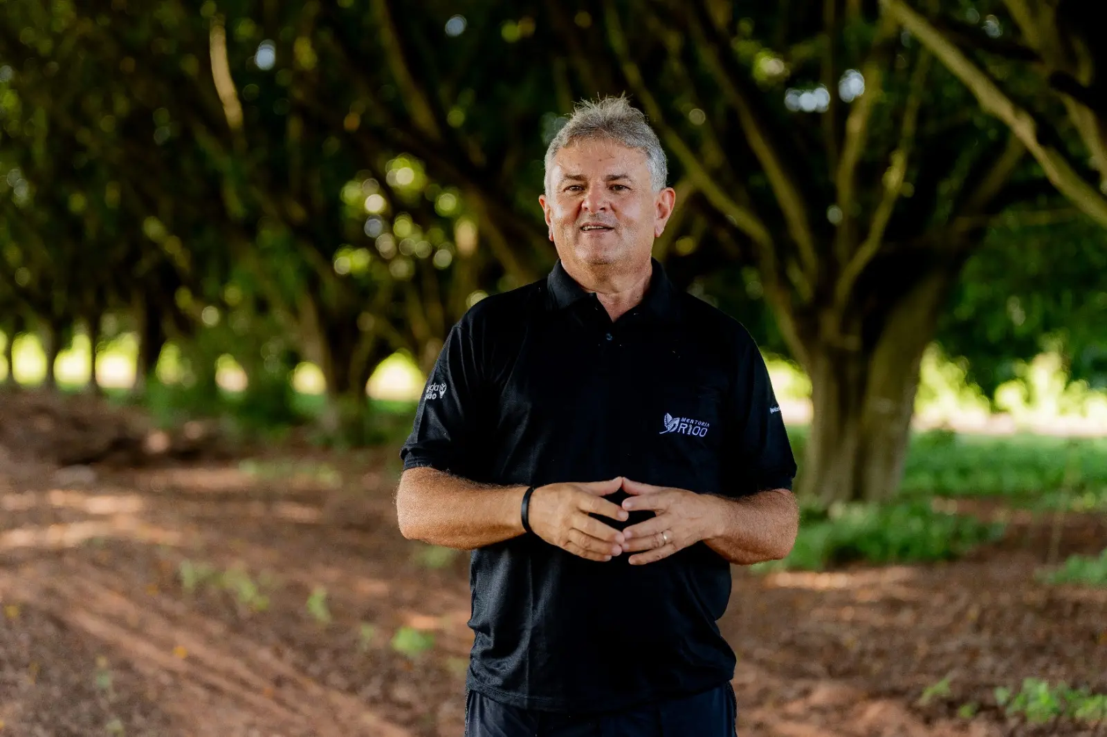 Enquanto o manejo tradicional foca em corrigir a acidez, o agrônomo Leandro Barcelos apresenta uma nova lógica de produtividade baseada na saturação de Magnésio, fator que permitiu à Agro Mallon vencer o CESB em 2025.