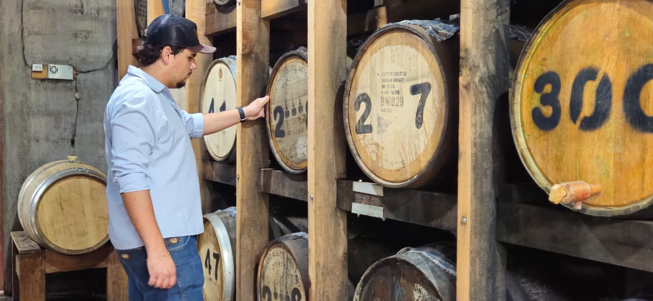 De hobby a referência: alambique familiar transforma paixão em negócio próspero na região vulcânica