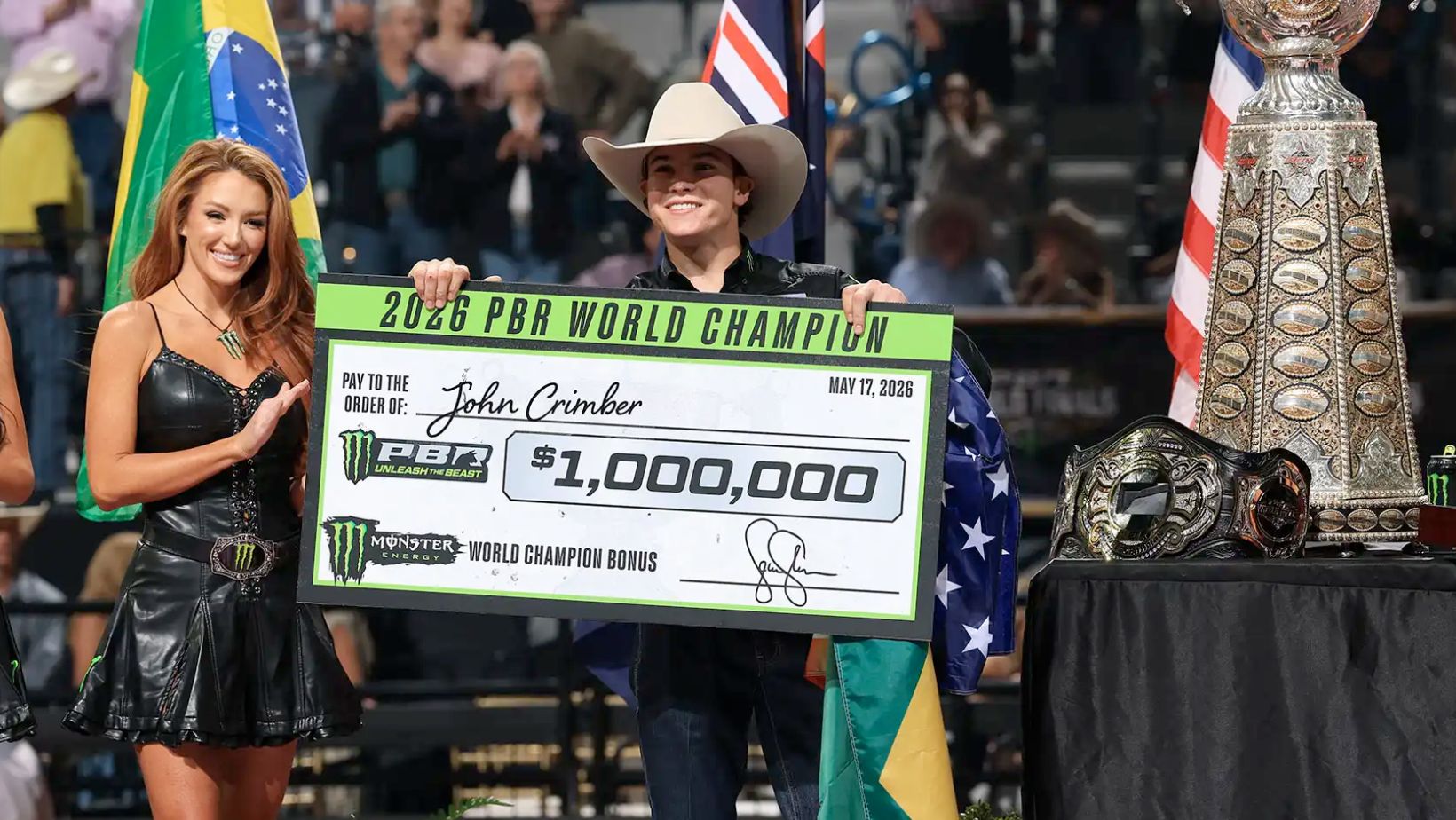 John Crimber recebendo cheque de 1 milhao de dolares