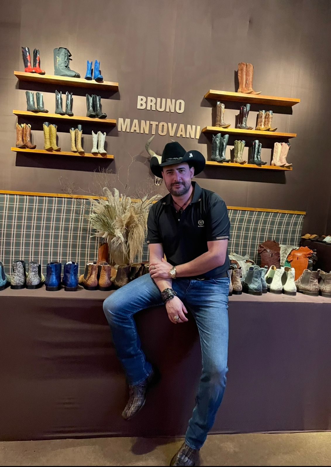 Bruno Mantovani saiu do universo dos rodeios e da criação de cavalos para construir uma marca de luxo que hoje calça Gusttavo Lima, Zezé Di Camargo & Luciano, Henrique & Juliano, César Menotti & Fabiano, Eduardo Costa e grandes nomes do agronegócio nacional.