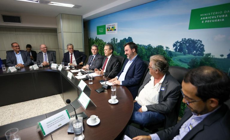 Ministro André de Paula recebe representantes da Abra para discutir avanços do setor de reciclagem animal