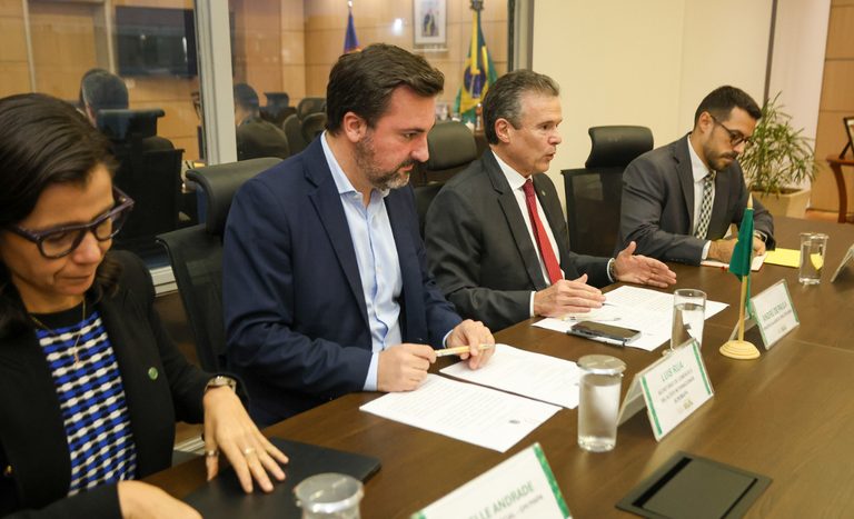 Ministro André de Paula debate cooperação agropecuária e abertura comercial com o Suriname