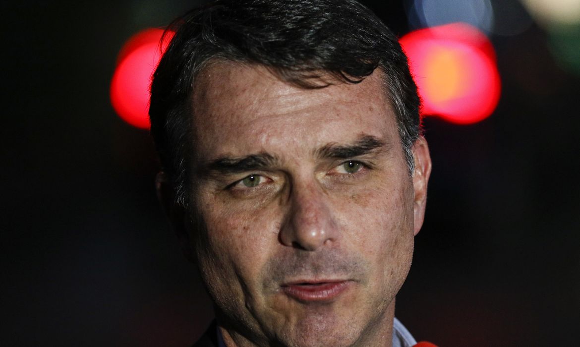 Flávio Bolsonaro admite cobrança a Vorcaro, mas nega crime e diz que governo tem relações espúrias com o banqueiro
