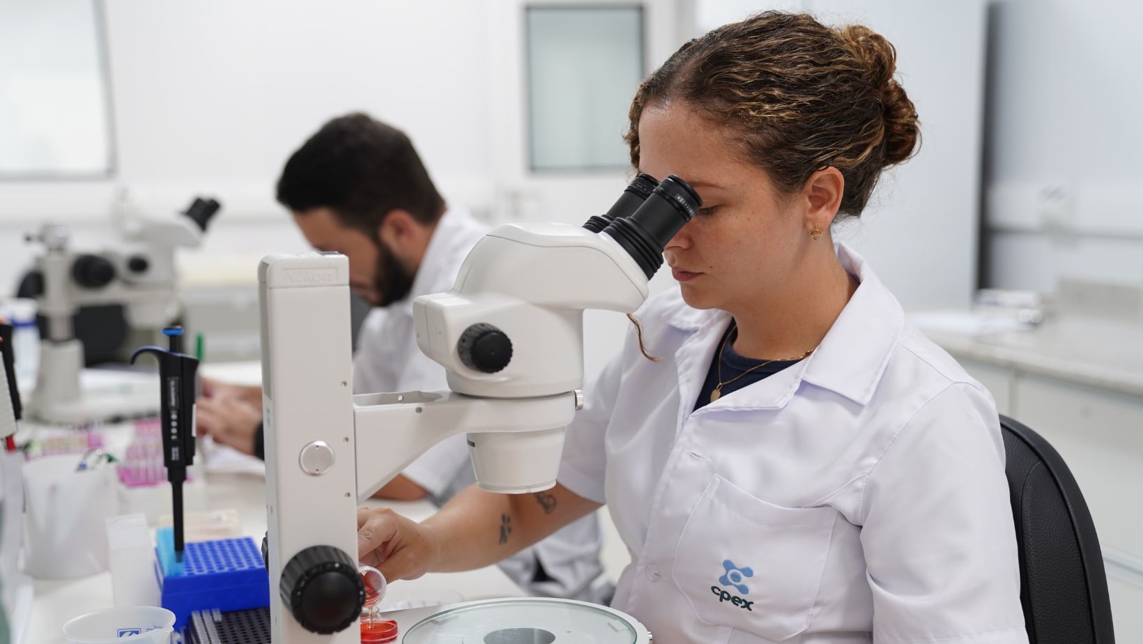 Brasil inaugura laboratório capaz de produzir 30 mil embriões por mês e reforça liderança mundial na genética bovina