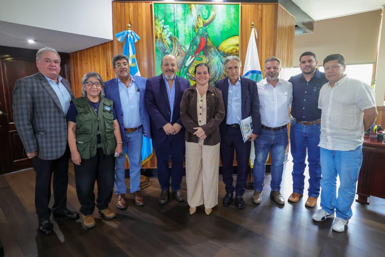 Ministra da Guatemala e comitiva brasileira e criadores da Guatemala