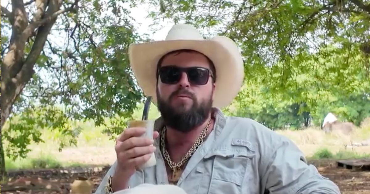 Agrotaigo tomando terere em fazenda Pitu - norte do mato grosso