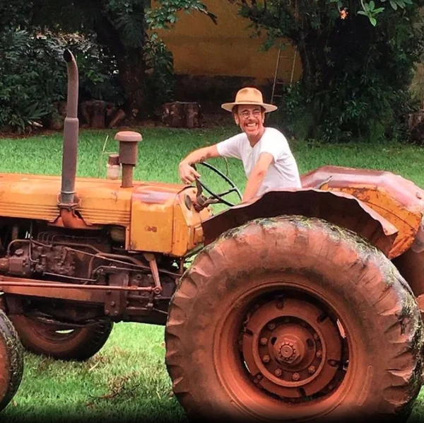 Nando Reis tem fazenda histórica com agrofloresta, abelhas e casarão