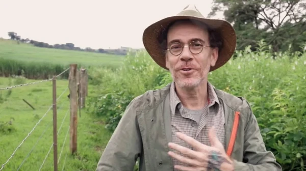 Nando Reis tem fazenda histórica com agrofloresta, abelhas e casarão