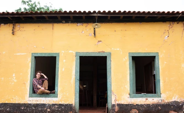 Nando Reis tem fazenda histórica com agrofloresta, abelhas e casarão