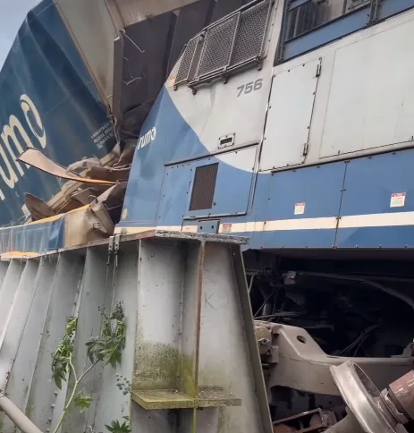 Trem carregado com milho descarrila e tomba em ponte no interior de São Paulo